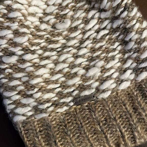 Set of two Steve Madden Winter hats - Picture 3 of 4